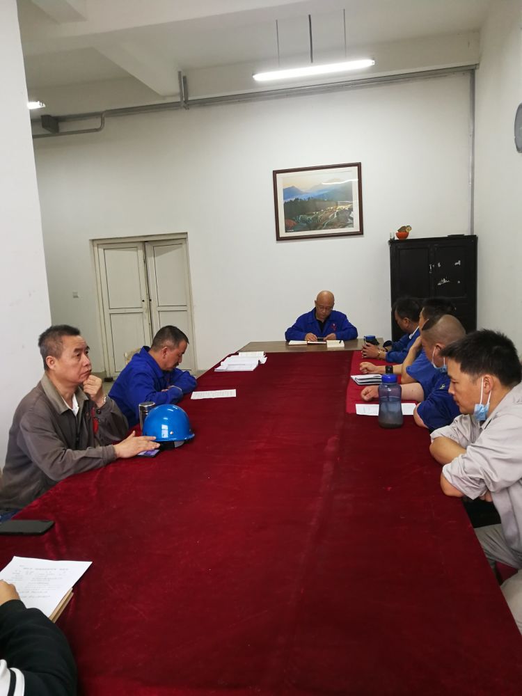 機(jī)加裝配黨支部召開(kāi)全體黨員大會(huì)，組織主題教育學(xué)習(xí)。
