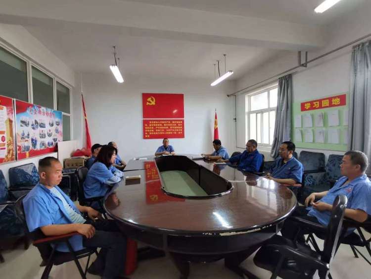 運(yùn)輸采供黨支部召開(kāi)黨員大會(huì)，組織主題教育集中學(xué)習(xí)。